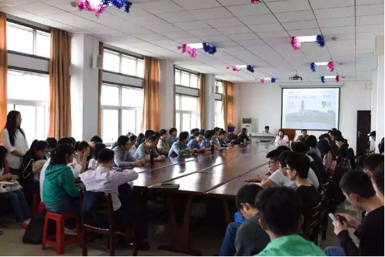 情系中南——991网
举行“刑事辩护经验”交流会