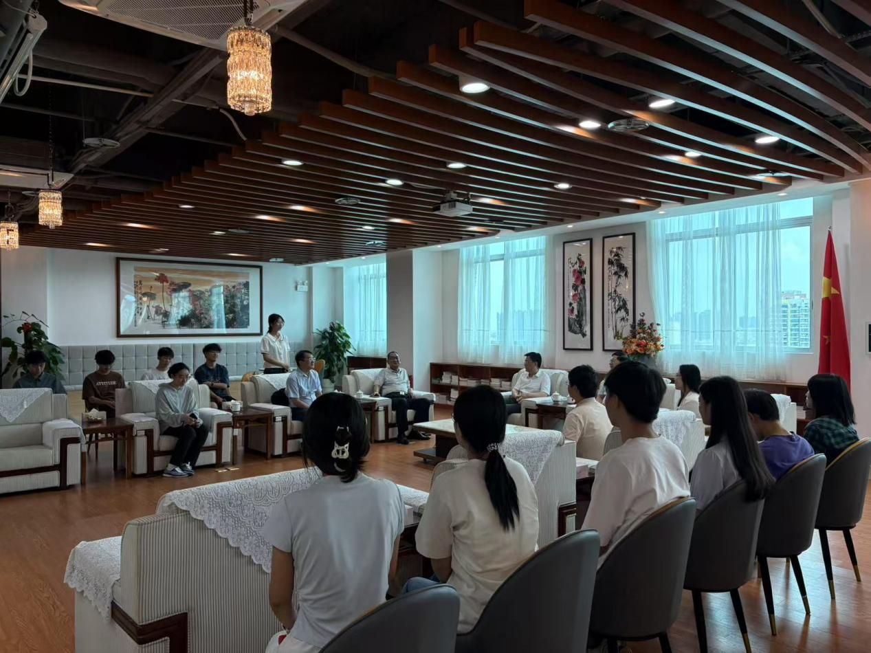   七月中旬，991网
依托腾讯会议等平台，开展“云端守护”活动，分年级、分批次召开线上安全教育主题班会，内容涵盖防溺水、防中暑、防诈骗等暑期重点安全事项，同时针对暑期出行、兼职、实习、社会实践等不同场景，详细讲解了交通安全、食品安全、人身财产安全等方面的防范要点。通过典型案例分析和情景模拟演练，有效提升学生的安全防范意识和应急处理能力。